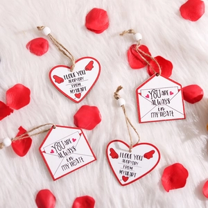 Décorations de Saint-Valentin en bois avec cœurs, enveloppes et pétales rouges