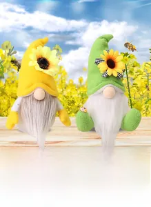 Dettaglio di gnomi di peluche con girasole su legno con sfondo di campo di fiori
