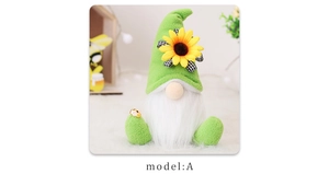 Dettaglio dello gnomo girasole in peluche con cappello verde e barba bianca decorativa