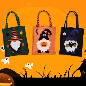 Lot de trois sacs cadeaux Halloween en toile de jute avec gnomes et anses rayées