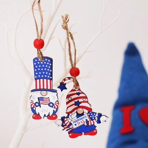 Gnomes suspendus en bois pour l'Indépendance avec motifs patriotiques rouge blanc et bleu