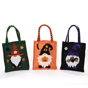 Sacs à bonbons Halloween en toile de jute avec motifs gnomes en trois couleurs festives