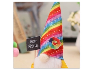 Gnome en peluche arc-en-ciel avec panneau joyeux anniversaire et fleur de soleil