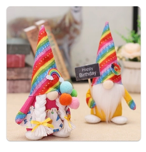 Détail de gnomes d'anniversaire avec chapeaux arc-en-ciel et pancarte en bois festive