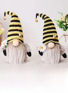 Detail der Bienen-Gnome mit schwarz-gelb gestreiften Hüten und weißen Gänseblümchen