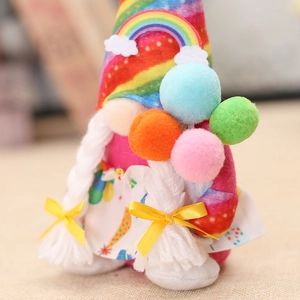 Poupée gnome arc-en-ciel avec ballons colorés et chapeau dégradé pour décor d'anniversaire