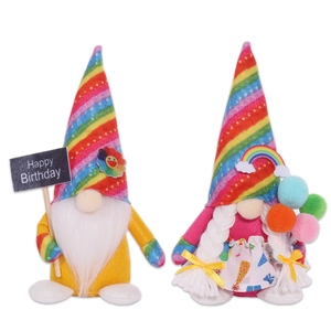 Couple de gnomes d'anniversaire arc-en-ciel avec signe Happy Birthday et décorations