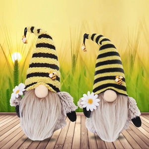 Zwergenpuppen zum Bienenfest mit Streifenhut und Gänseblümchen für die Dekoration