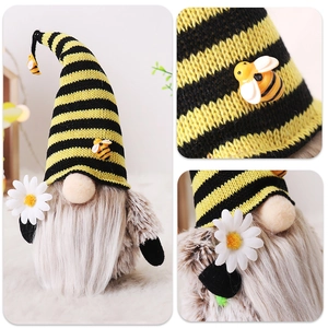 Bienen-Festival-Zwergpuppe mit Streifenhut und Gänseblümchen für Frühlingsdekorationen