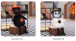 Dettaglio di bambola di peluche di Halloween e gatto nero con cappelli da strega decorati