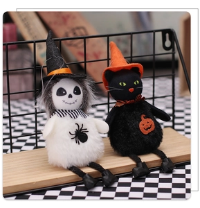 Dettaglio di peluche di Halloween fantasma e gatto nero con cappelli da mago e gambe lunghe