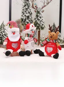 Detailansicht der weihnachtlichen Strick-Geschenktüten mit Weihnachtsmann, Schneemann und Rentier