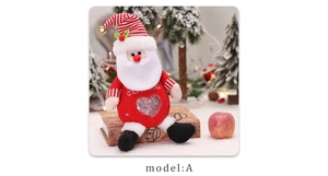 Detail der Plüsch-Nikolaus-Geschenktüte mit Herzfenster und Strickpullover-Deko