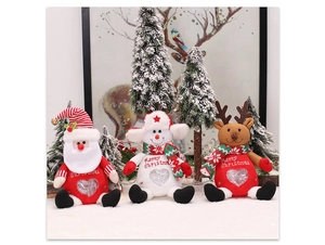 Detailansicht der Weihnachts-Stoffbeutel mit Herzfenster und Nikolaus-Dekorationen