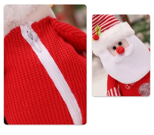 Nahaufnahme der Weihnachtstasche mit Strickmuster und weißem unsichtbarem Reißverschluss
