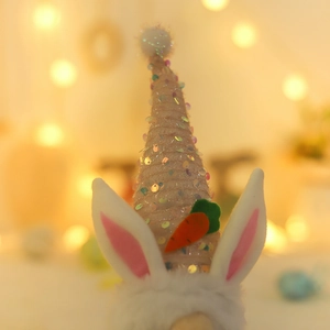 Plüsch-Osterhase mit Paillettenmütze, Karotten-Applikation und warmer LED-Beleuchtung