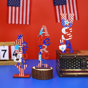 Set di tre decorazioni da tavolo in legno per il Giorno dell'Indipendenza in rosso e blu