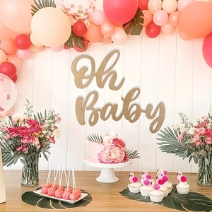 Gros plan sur l'enseigne en bois Oh Baby pour baby shower avec arche de ballons roses