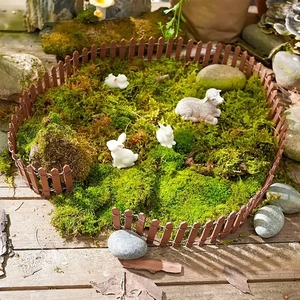 Kit de jardin miniature avec figurines de lapins blancs et décor de clôture en bois