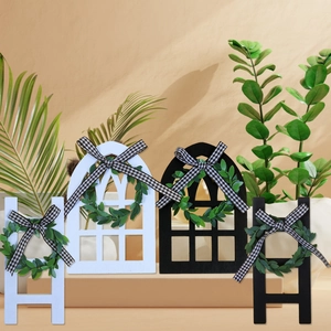 Décoration de plateau en bois avec cadres de fenêtre, échelles et nœuds à carreaux