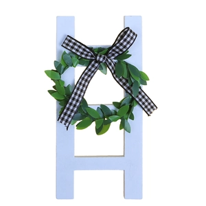 Mini échelle décorative blanche avec couronne verte et nœud à carreaux noir et blanc