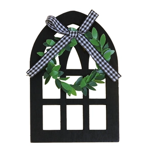 Détail d'un cadre de fenêtre rustique noir avec couronne verte et nœud vichy