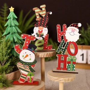 Tres adornos navideños de madera con letras JOY, NOEL y HO HO HO y motivos festivos de gnomos