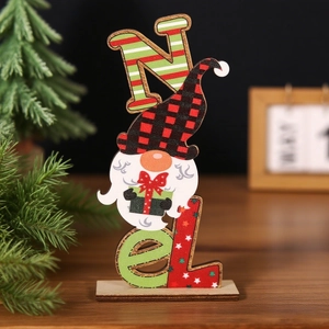Detalle del letrero Noel de madera con un gnomo navideño y su gorro de cuadros rojos