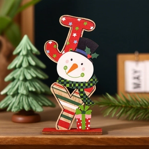 Primer plano del adorno de madera JOY con muñeco de nieve y motivos festivos de Navidad