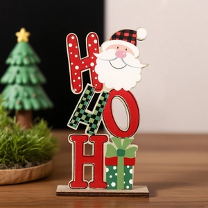 Detalle del adorno de madera HO HO HO de Navidad con Papá Noel y caja de regalo