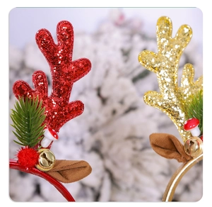 Gros plan du serre-tête de renne de Noël avec bois à paillettes rouges et grelots