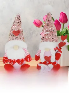 Détail de gnomes de Saint-Valentin avec chapeaux à paillettes et bannière LOVE sur bois