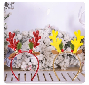 Détail de serre-tête bois de renne de Noël avec paillettes, aiguilles de pin et grelots