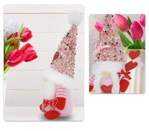 Détail du chapeau à paillettes et du gnome en peluche tenant un cœur rouge LOVE