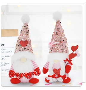 Détail de gnomes de la Saint-Valentin avec chapeaux à paillettes roses et cœur LOVE