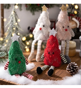 Dettaglio di bambole di peluche a forma di albero di Natale con gambe lunghe per decorazioni