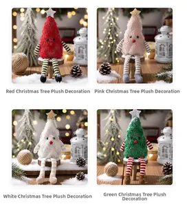 Dettaglio di bambole di peluche a forma di albero di Natale con gambe lunghe e stelle