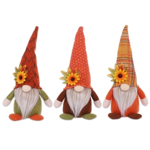 Trois gnomes de la fête des récoltes avec tournesols et feuilles d'érable sur fond blanc