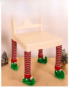 Détail de couvre-pieds de chaise elfe avec rayures rouges blanches et bottes vertes