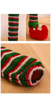 Détail de couvre-pieds de chaise elfe de Noël avec rayures rouges et vertes
