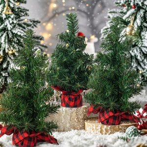 Lot de trois mini sapins de Noël artificiels avec base en tissu à carreaux rouge et noir