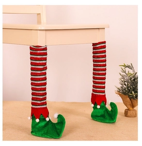 Détail de couvre-pieds de chaise lutin à rayures rouges et bottes vertes de Noël
