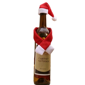 Décoration de bouteille de Noël comprenant un mini bonnet de Père Noël et une écharpe