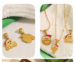 Nahaufnahme der 18k vergoldeten Edelstahl-Weihnachtsmann-Anhänger und Ketten