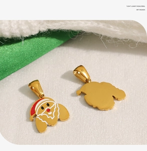 Makroansicht der 18k goldbeschichteten Weihnachtsmann-Anhänger mit roter Emaille-Vorderseite