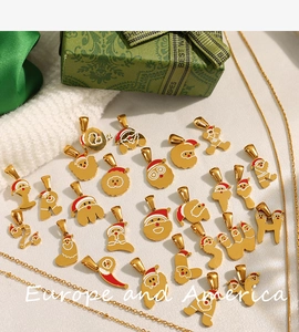 Weihnachtliche 18k vergoldete 26 Buchstaben und Weihnachtsmann-Anhänger auf weißem Strick
