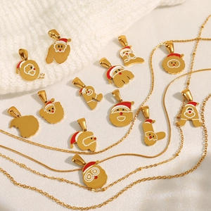 Weihnachtliche Initialen-Halsketten mit Weihnachtsmann-Motiven in elegantem Goldfinish