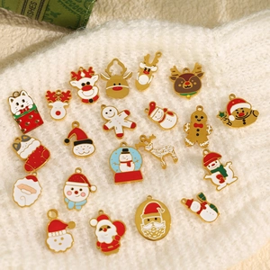 Sammlung von Weihnachtsanhängern mit Weihnachtsmann, Rentier und Schneemann für DIY-Schmuck