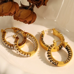Vintage Zirkon Creolen in Gold mit olivgrünen Akzenten für einen französischen Luxusstil