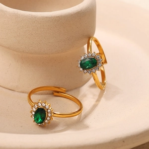 Anelli dorati regolabili vintage con smeraldi ovali e piccoli diamanti bianchi